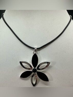 NINE WEST BLACK AND SILVER FLOWER PENDANT CORDED PENDANT NECKLACE